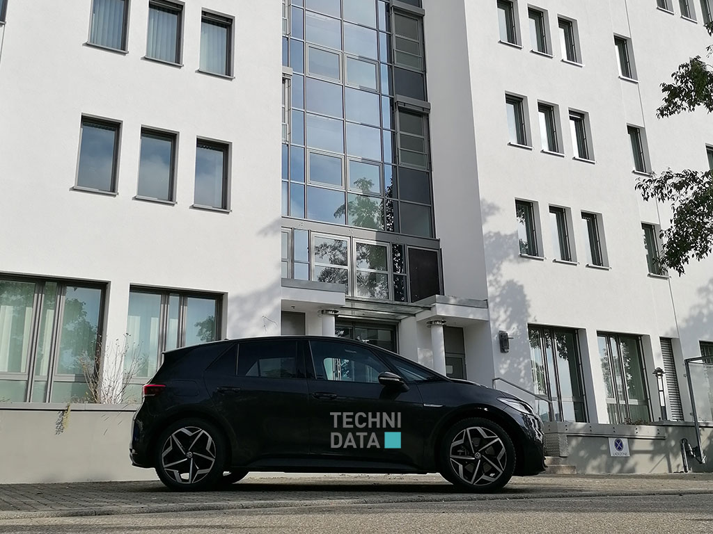 E-Poolwagen steht vor der TechniData Niederlassung in Karlsruhe